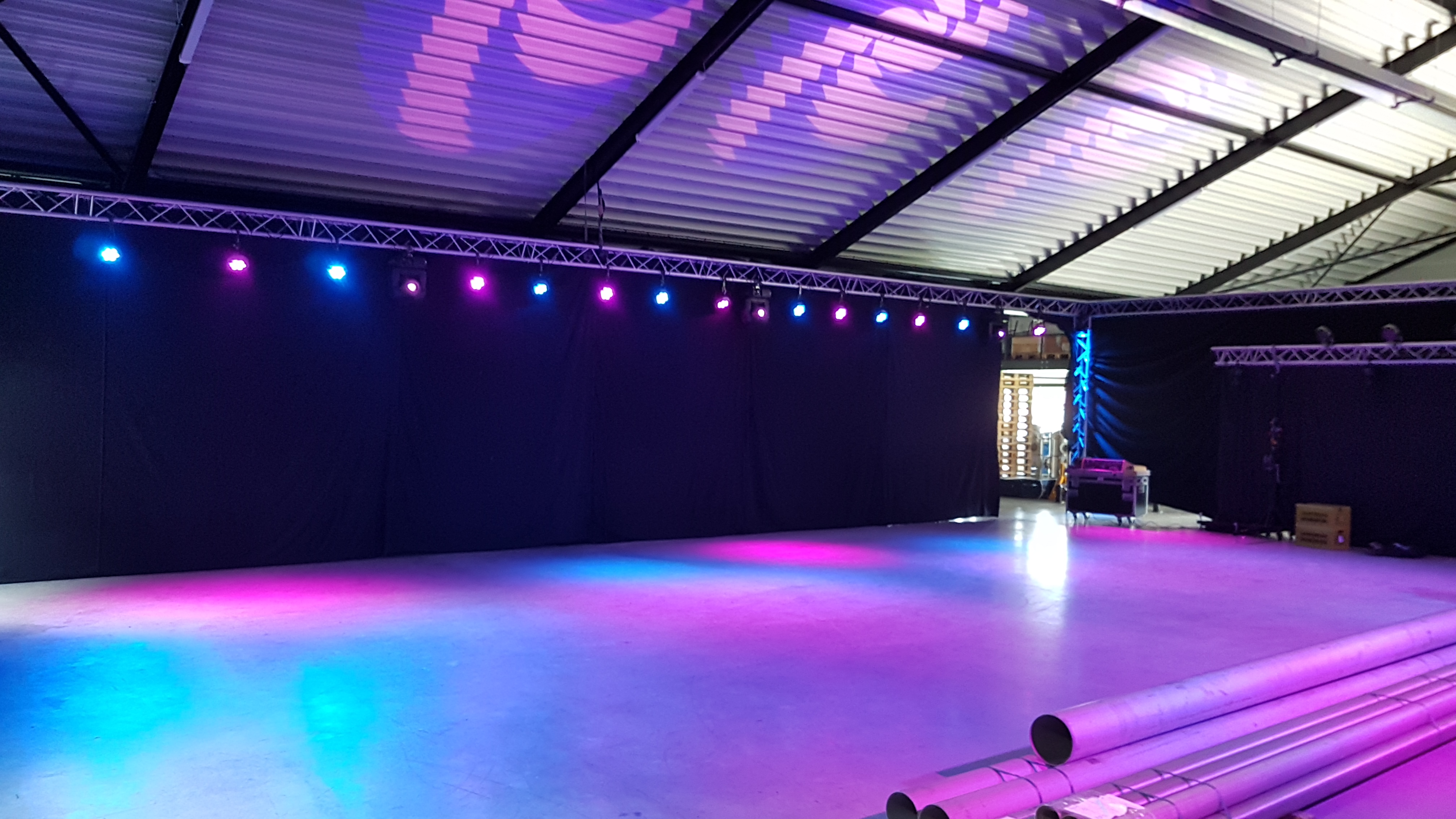 Feesthal klaar om ingericht te worden door de cateraar