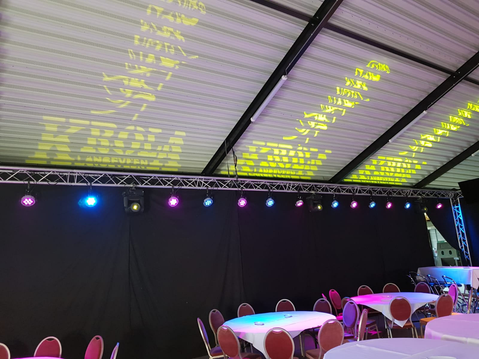 Eigen logo's geprojecteerd op het dak