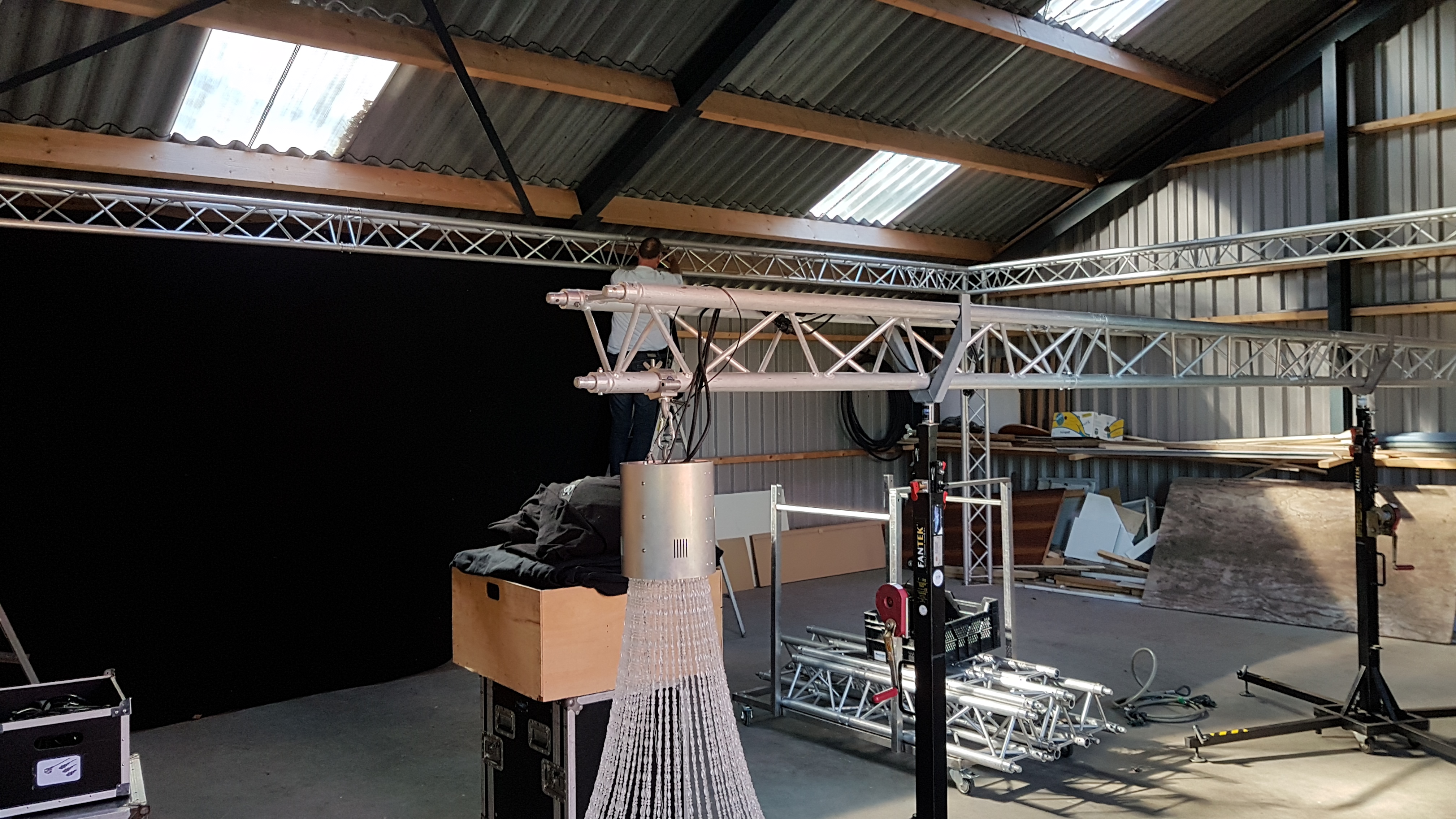 Schuur van 10x10 meter is leeg gemaakt, apparatuur kan er in...